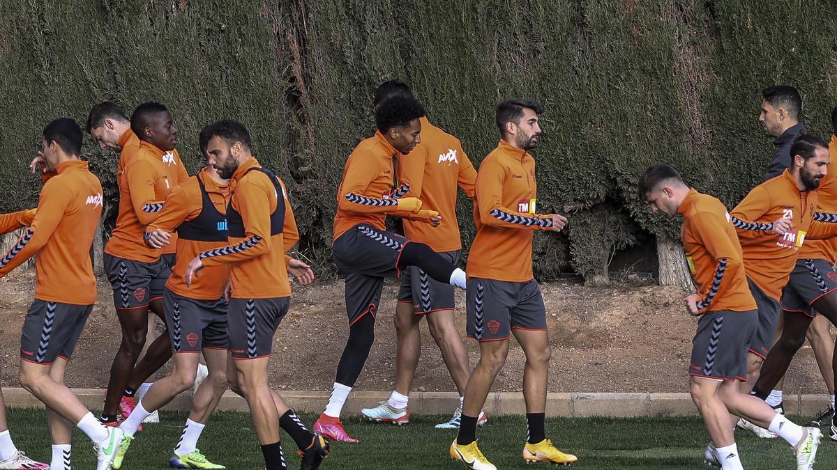 Los jugadores del Elche entrenando en el campo Díez Iborra