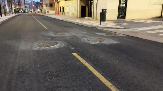 Arquetas que sobresalen sobre el nivel de la calzada en la avenida de Galicia.