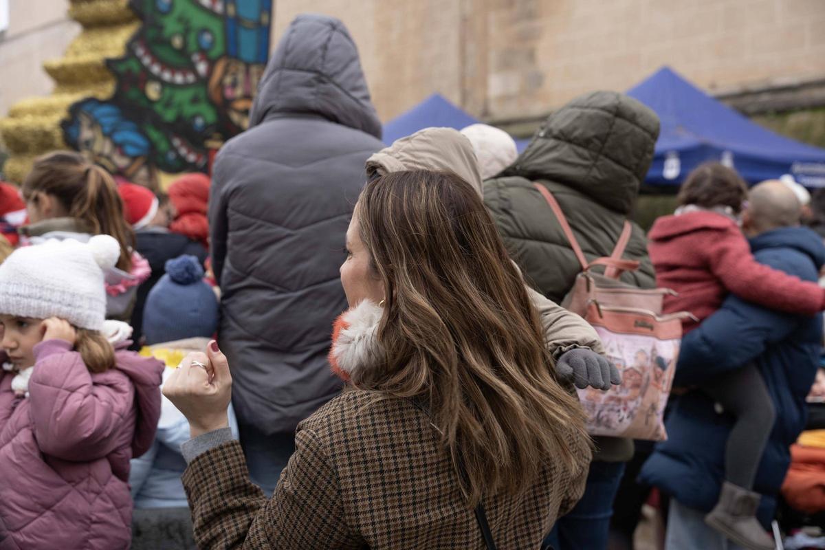 Los niños pacenses se comen las uvas de gominola en las campanadas de San Juan
