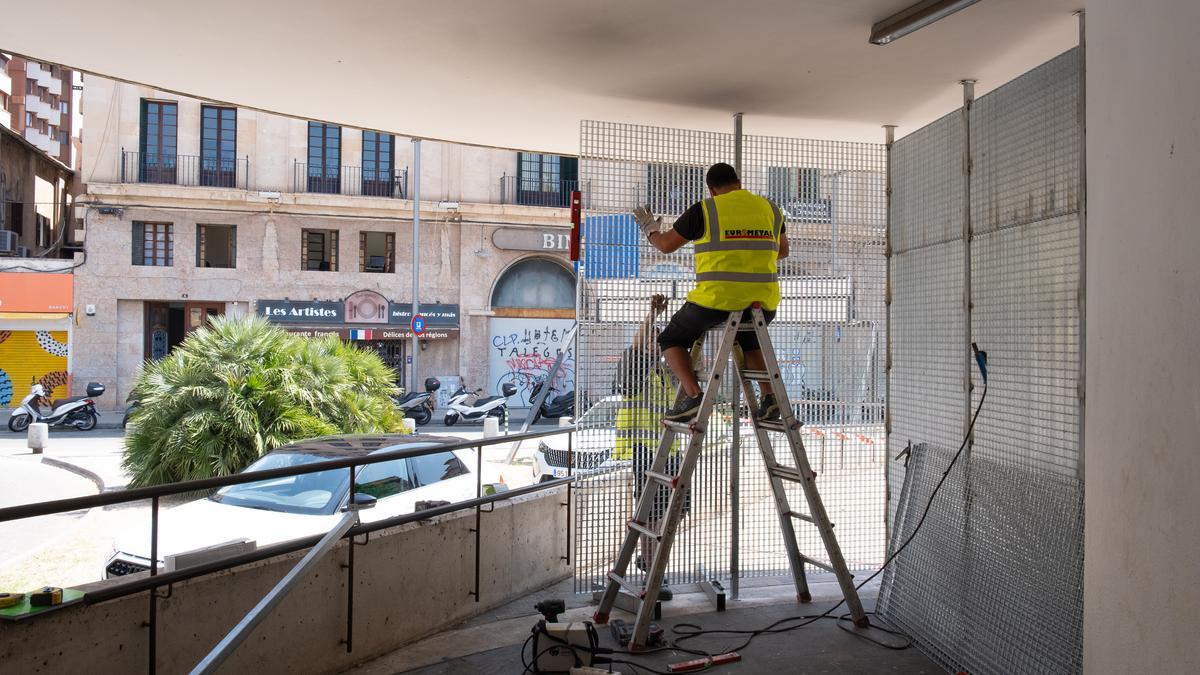 Vídeo: Cierran con barreras metálicas el refugio de los sintecho en la plaza Comtat del Rosselló de Palma