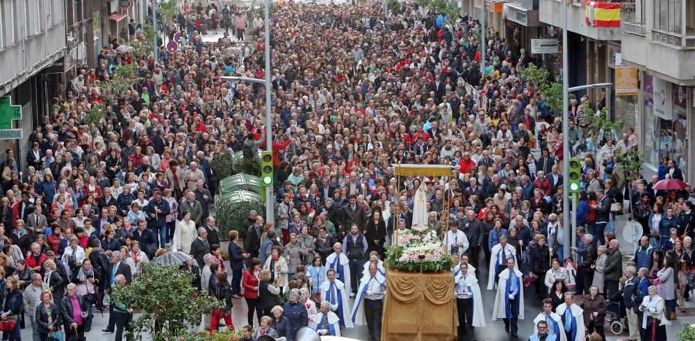 Miles de fieles acompañan a la Vírgen de Fátima en Vigo