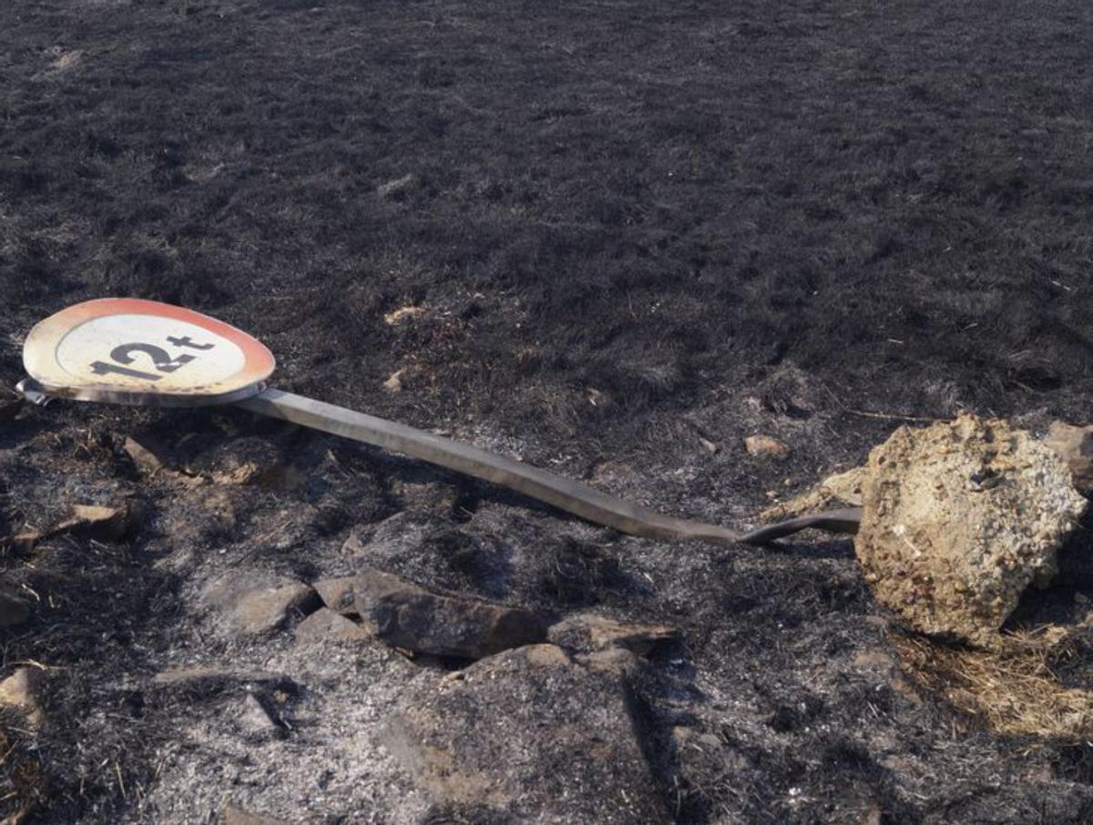 Los habitantes del pueblo tratan recobrar la normalidad entre un paisaje apocalíptico. |