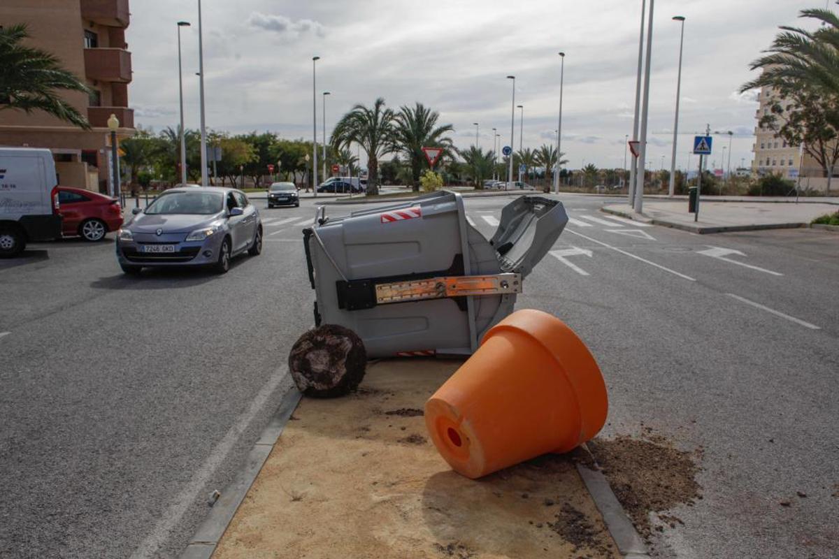 Fuertes rachas de viento causan destrozos en toda