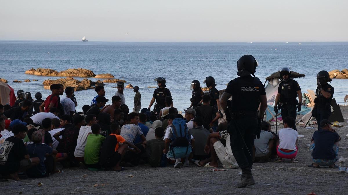 Cientos de personas migrantes reciben atención sanitaria en Ceuta.