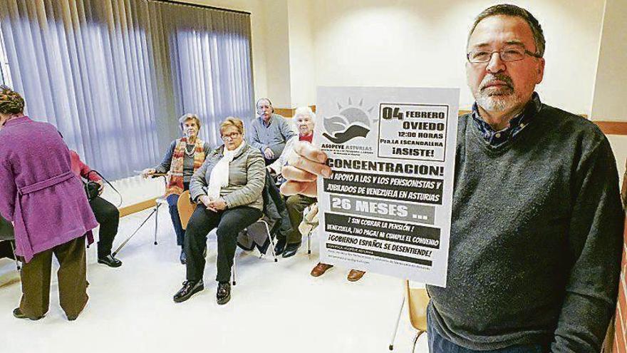 Sergio Primiani, junto a otros afectados, con un cartel de la concentración en la sede de Asopeve, en el Centro Municipal de La Arena.