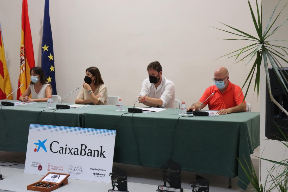 En la imatge Susana Serrano d'FPV, Loles Petit de Caixabank, el diputat d'esports, Andrés Campos, i el president de la FPV, José Daniel Sanjuá