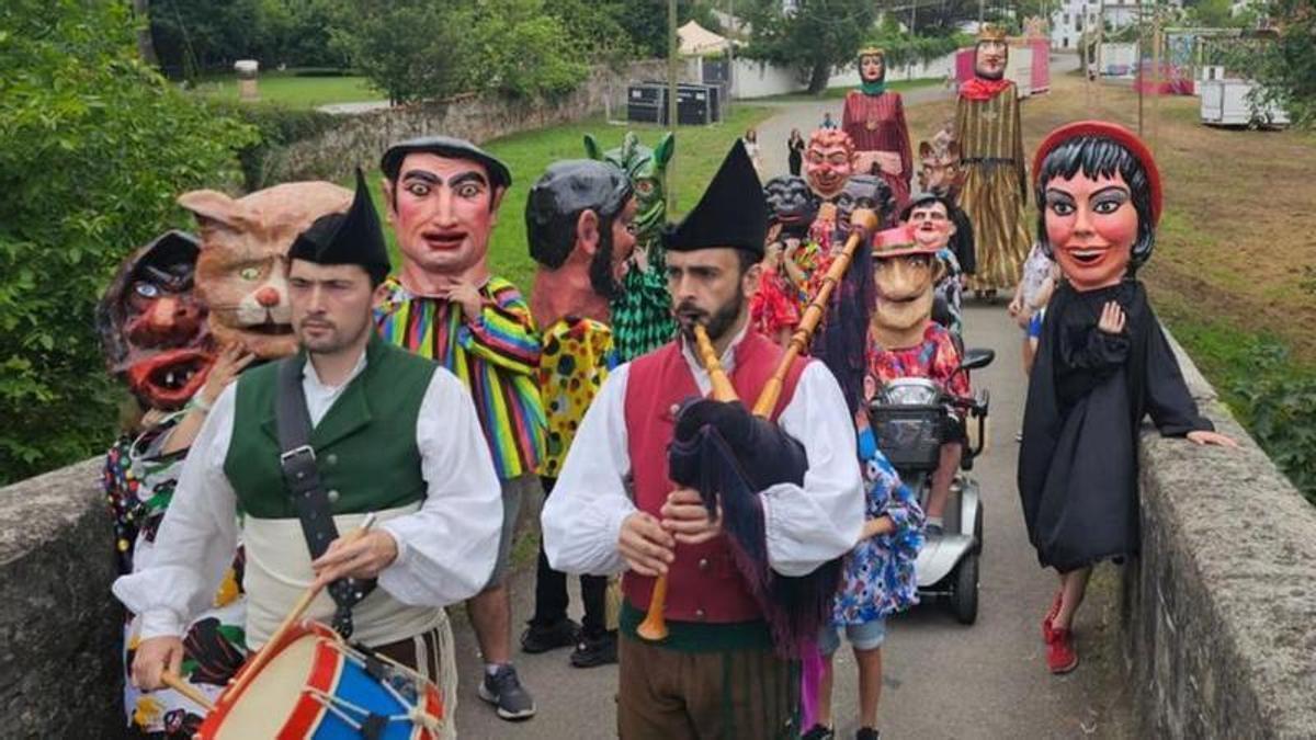 El desfile de las fiestas de Amandi