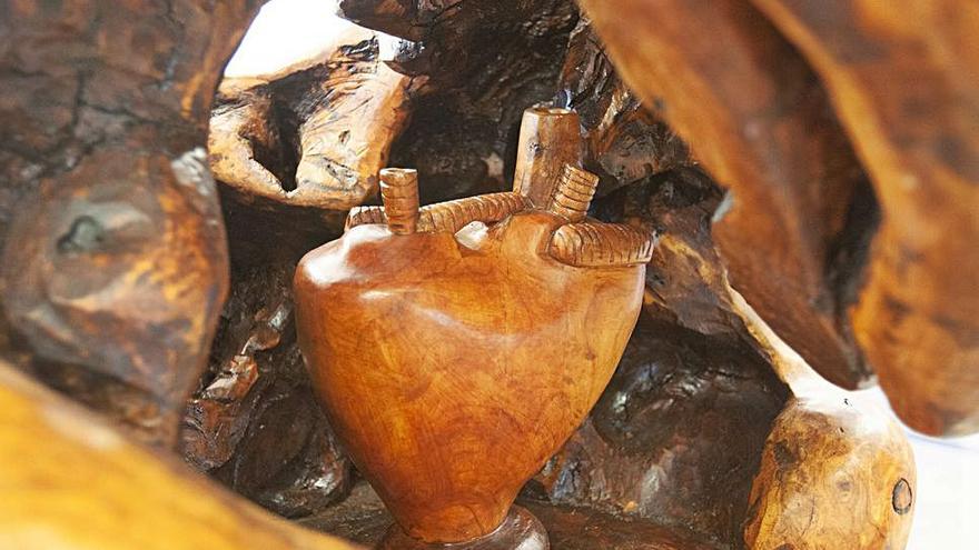 Detalle del pequeño corazón situado dentro de la escultura, tallado a partir de madera de albaricoquero.