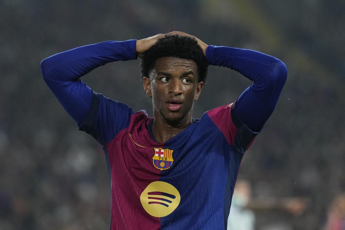 BARCELONA, 05/04/2025.- El defensa del FC Barcelona Alex Balde durante el encuentro correspondiente a la jornada 30 de Laliga EA Sports que disputan hoy sábado FC Barcelona y Betis en el Estadio Olímpico Lluis Companys de Barcelona. EFE/Alejandro García