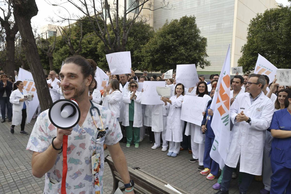Protesta de los médicos del Hospital de Sant Joan contra el nuevo estatuto laboral