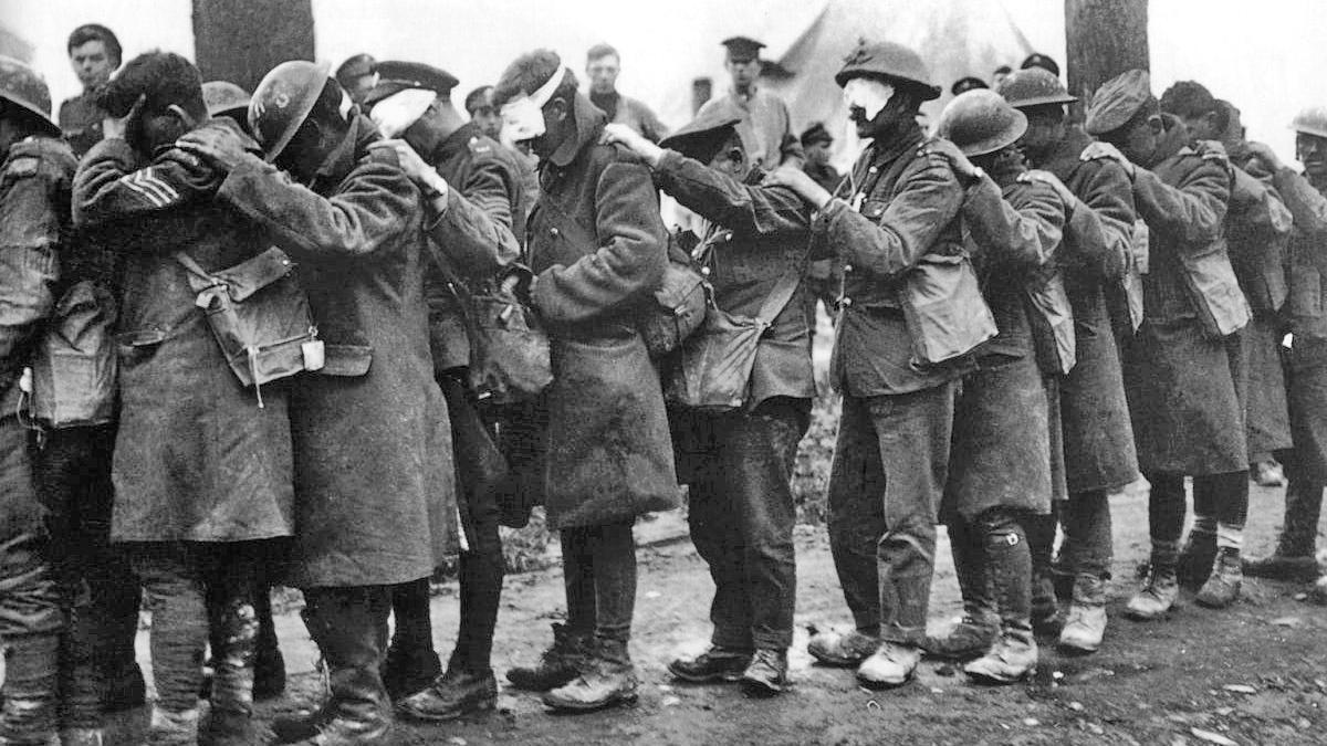 Soldados británicos en abril de 1918, cegados por un ataque de gas lacrimógeno.