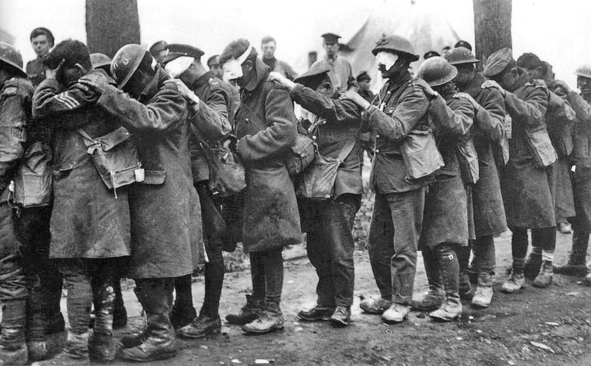 Soldados británicos en abril de 1918, cegados por un ataque de gas lacrimógeno.