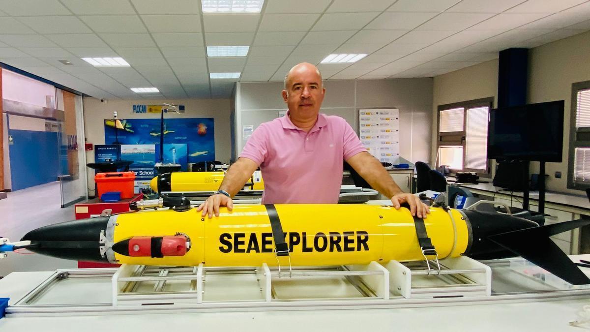 Carlos Barrera con uno de los glider de Plocan, en la sede de Taliarte.