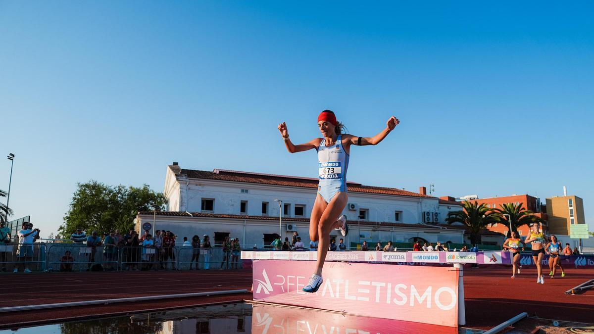 Momento de la final de 3.000 metros obstáculos en categoría femenina.