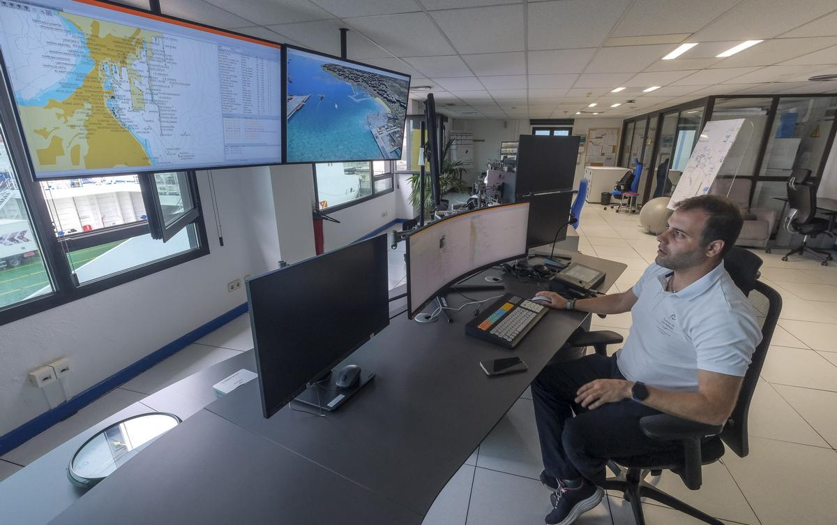 Sergio Pérez en su puesto de trabajo en el Centro de Control de Tráfico