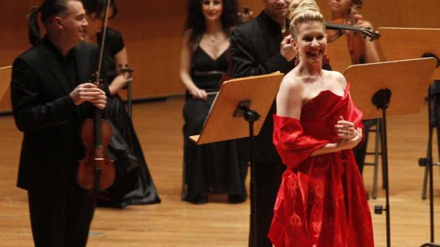 La mezzo Joyce DiDonato y el violinista Dmitry Sinkovsky, durante el concierto de ayer noche en el Auditorio.