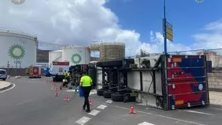 Herido un conductor tras el vuelco de un camión con remolque en el Puerto de Las Palmas
