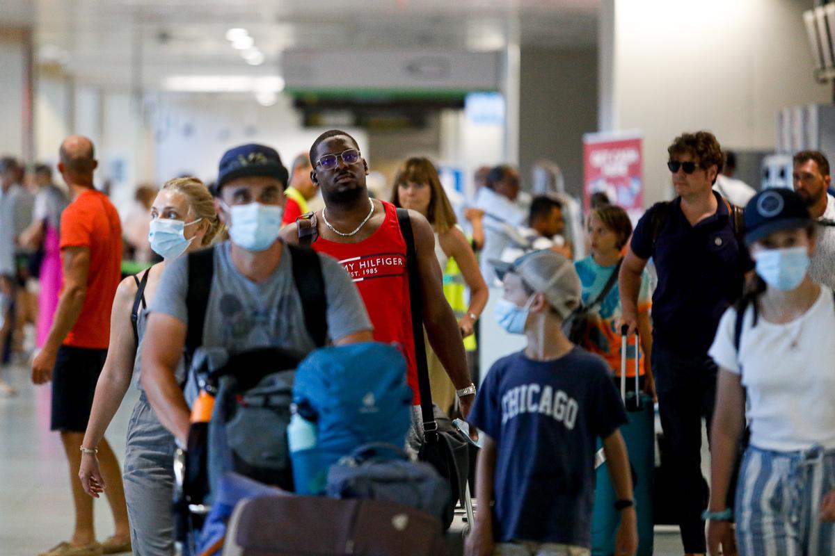 Pasajeros en el interior de la terminal, el pasado verano.