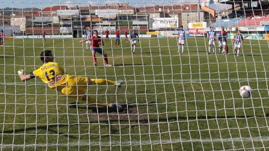 Yebra engaña al portero del Leganés, Falcón, en el lanzamiento del penalti que abrió el marcador, ayer, en O Couto. // Jesús Regal