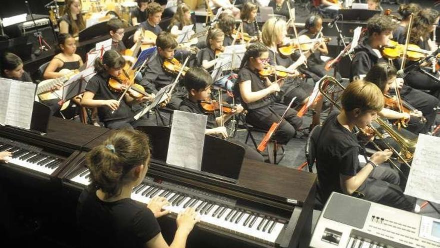 Miembros de la Escuela, durante una de las actuaciones.