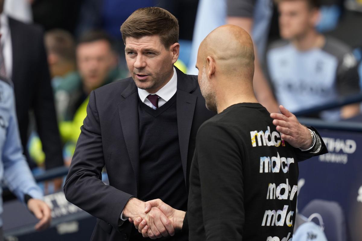Manchester (United Kingdom), 22/05/2022.- Aston Villa's manager Steven Gerrard (L) greets Manchester City's manager Pep Guardiola (R) before the English Premier League soccer match between Manchester City and Aston Villa in Manchester, Britain, 22 May 2022. (Reino Unido) EFE/EPA/ANDREW YATES EDITORIAL USE ONLY. No use with unauthorized audio, video, data, fixture lists, club/league logos or 'live' services. Online in-match use limited to 120 images, no video emulation. No use in betting, games or single club/league/player publications. EDITORIAL USE ONLY. No use with unauthorized audio, video, data