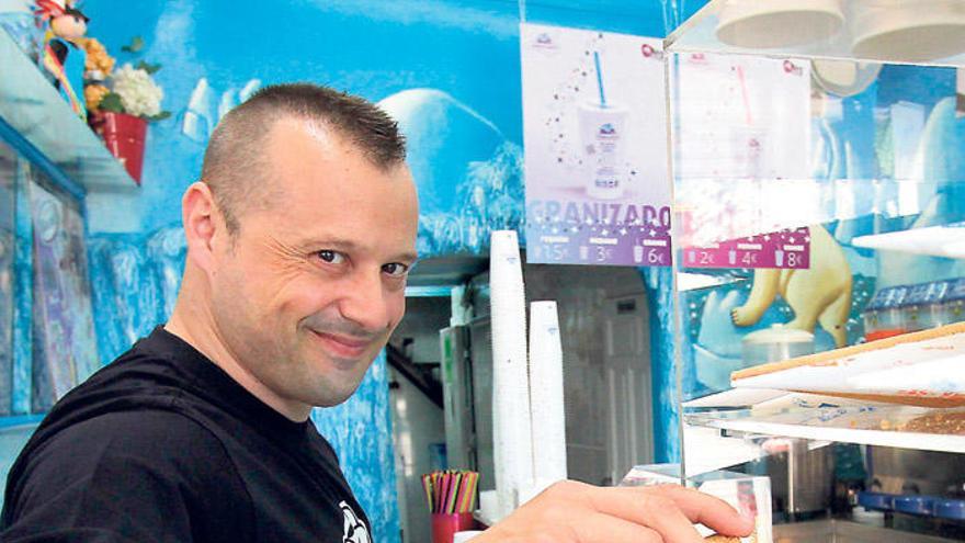 Un empresario zamorano, en su negocio de venta de helados. |