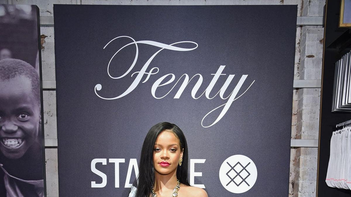 Rihanna con mini vestido azul en Nueva York