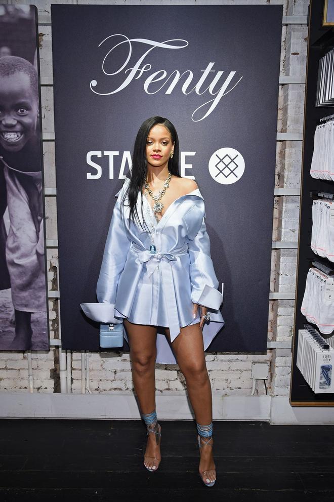 Rihanna con mini vestido azul en Nueva York