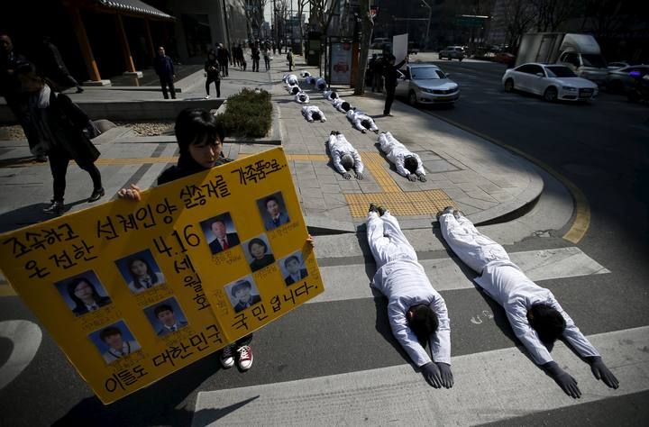 Protesta por las víctimas del ferry Sewol en el centro de Seúl