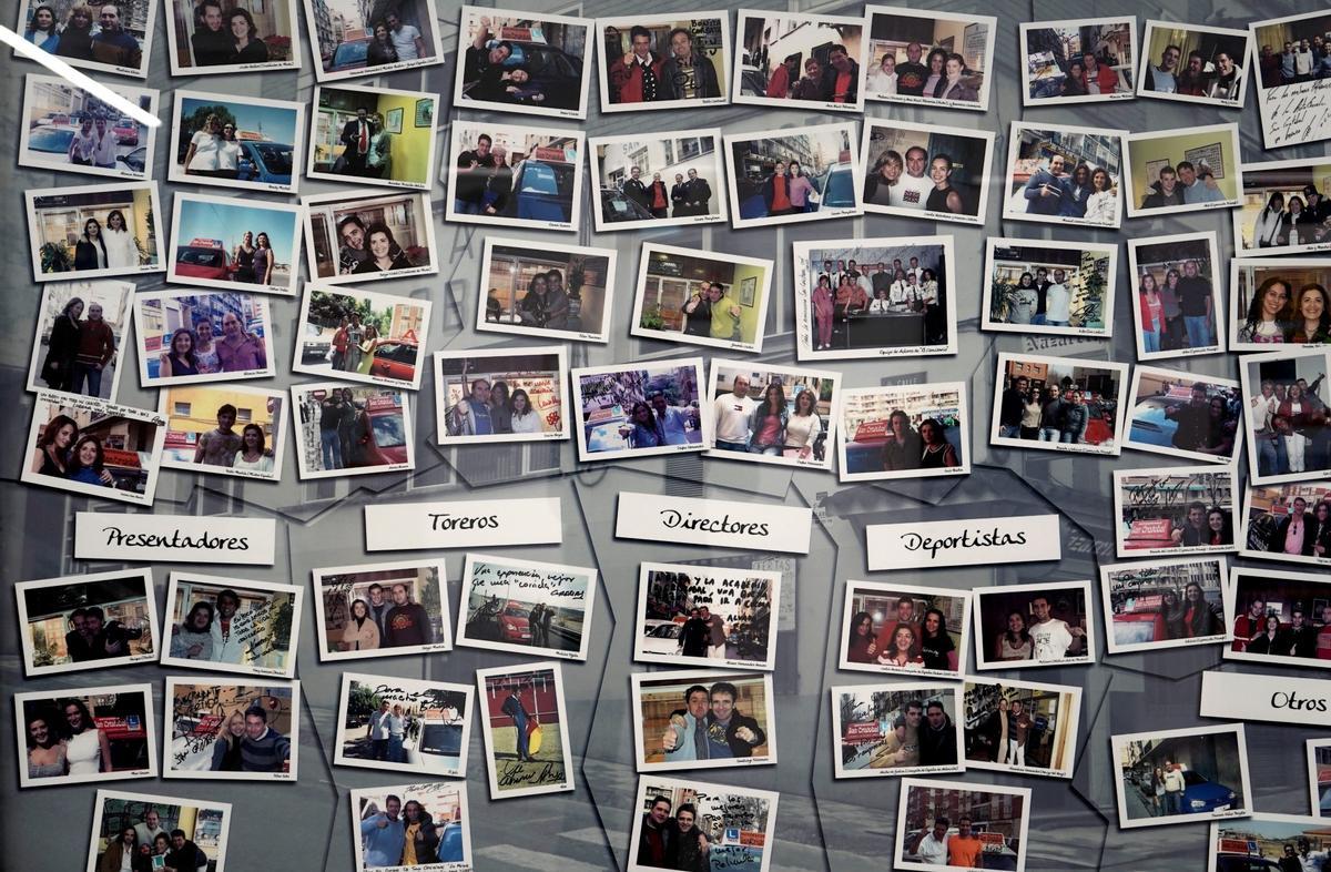 Vista del mural de los famosos que Rafael tiene dentro de su autoescuela, con fotografías de las decenas de celebritis que han pasado por allí a sacarse el carné.