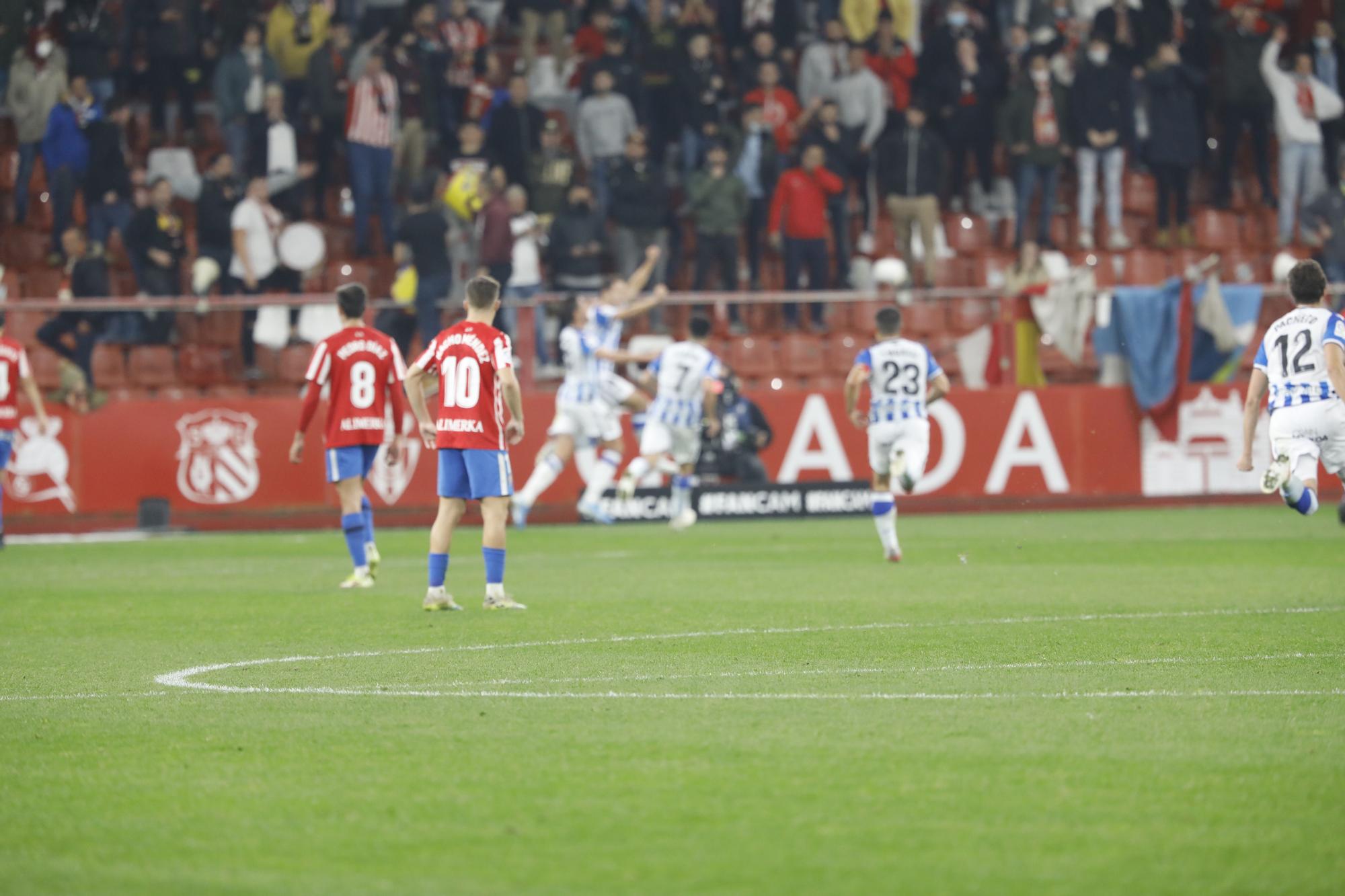 El partido entre el Sporting y la Real Sociedad B, en imágenes