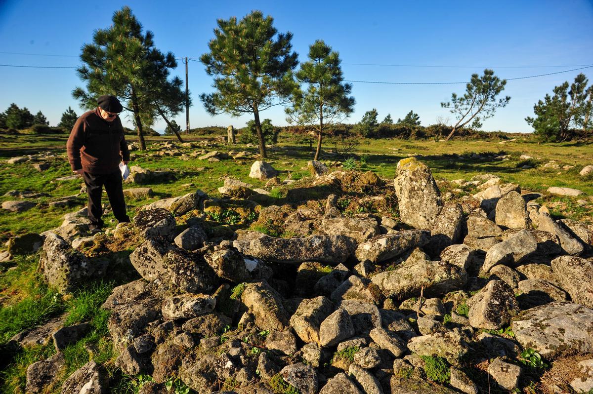 Souto, junto a los restos de la capilla de Santa Mariña, en el monte Castrove