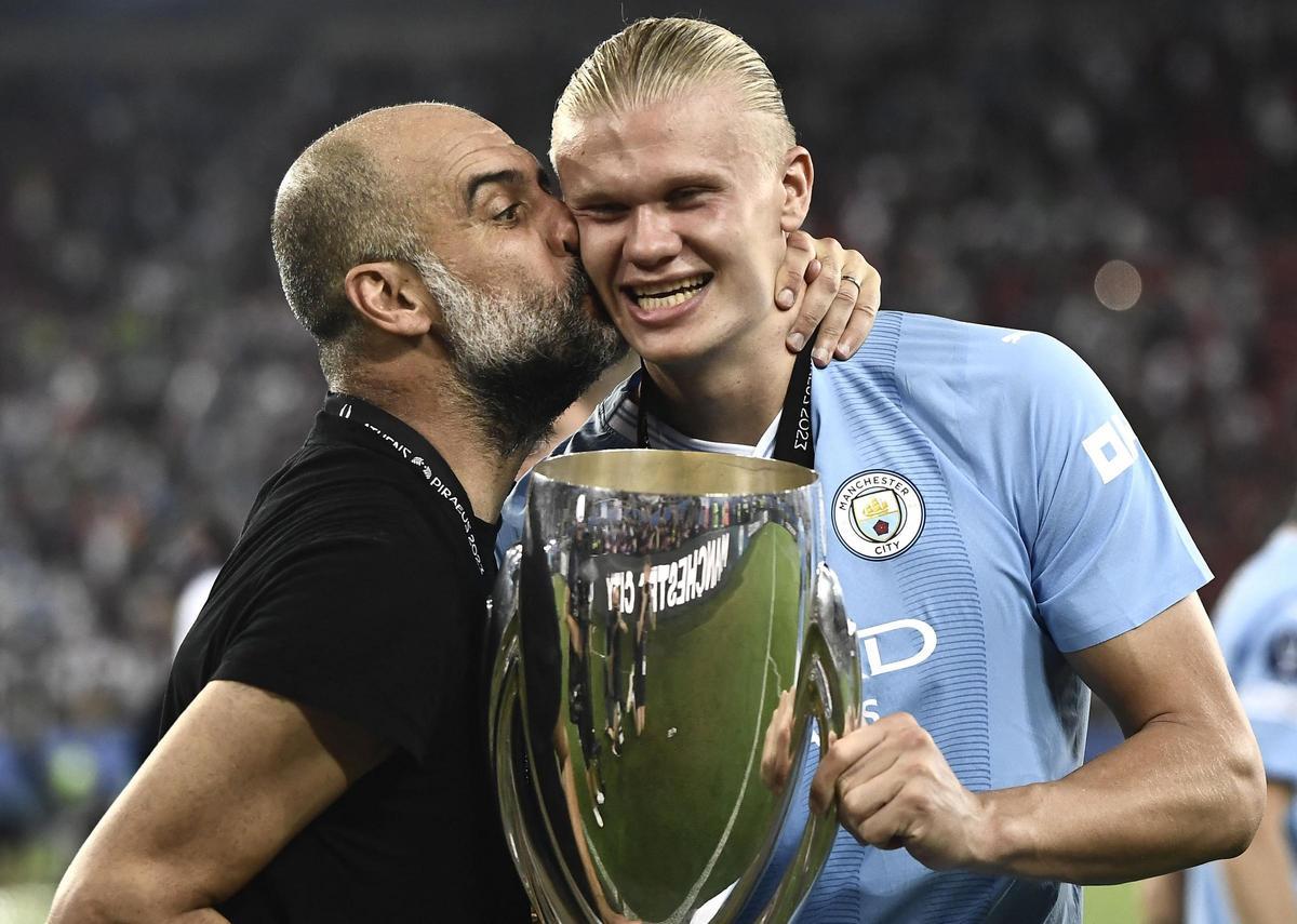 Guardiola besa a Haaland tras ganar la Supercopa de Europa contra el Sevilla.
