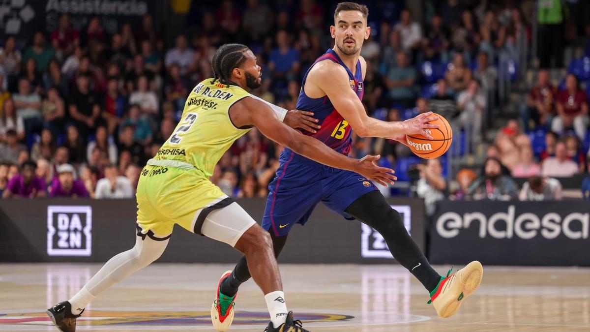Una acción entre Barça y Lleida durante el derbi
