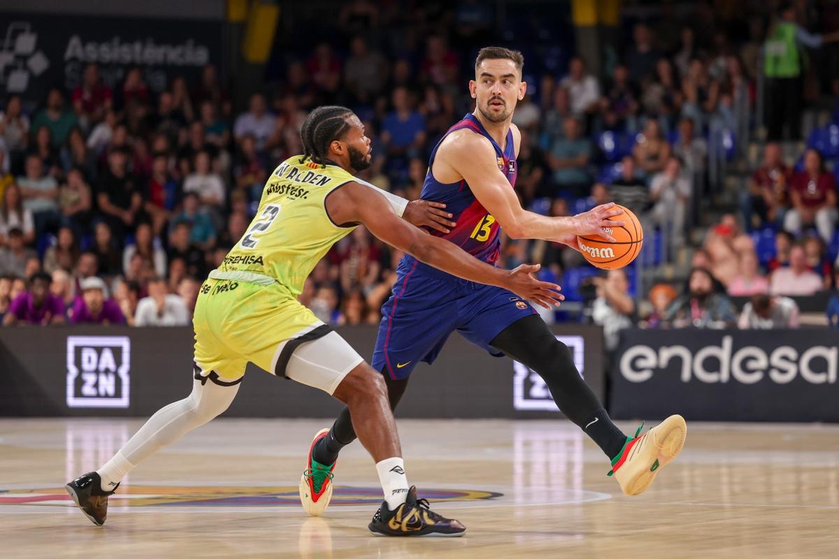 Una acción entre Barça y Lleida durante el derbi