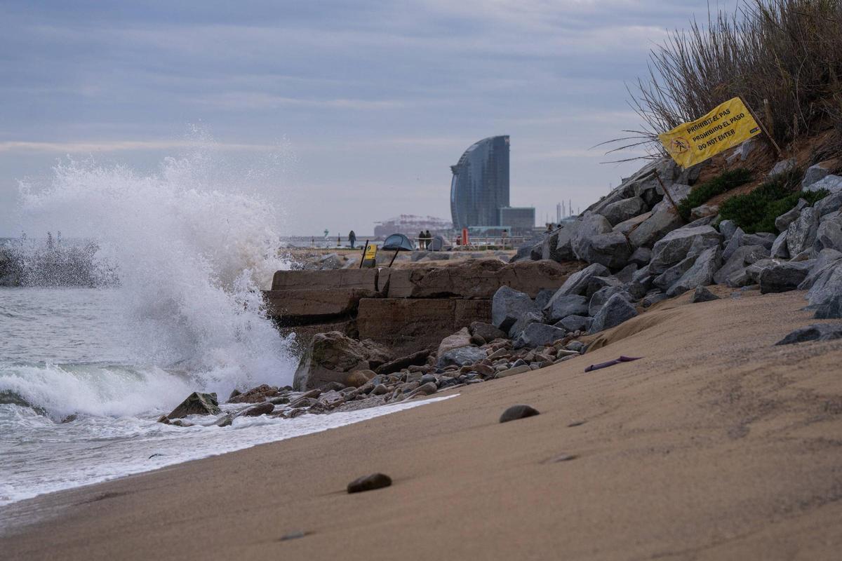 Fuerte oleaje en las playas de Barcelona