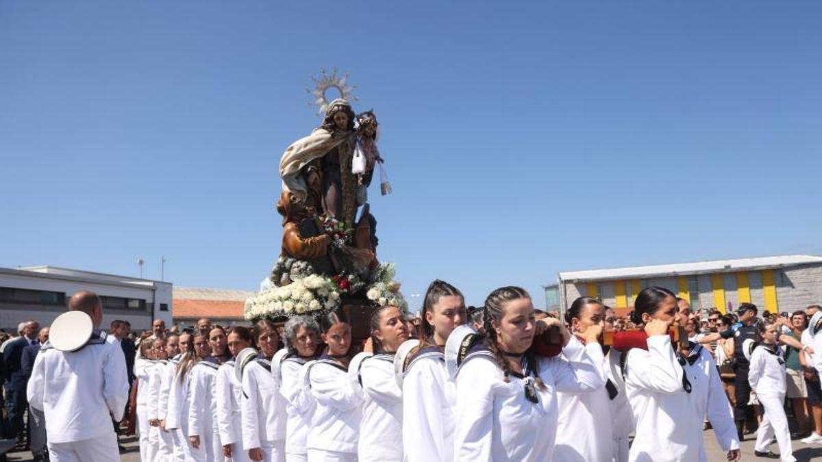Los costaleros portan la imagen de la Virgen en dirección al muelle.