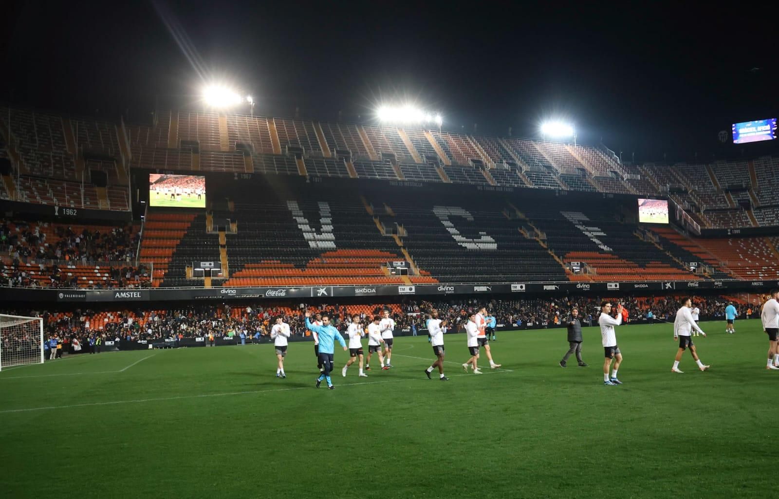 La afición se vuelca con el Valencia CF en el entrenamiento de Mestalla