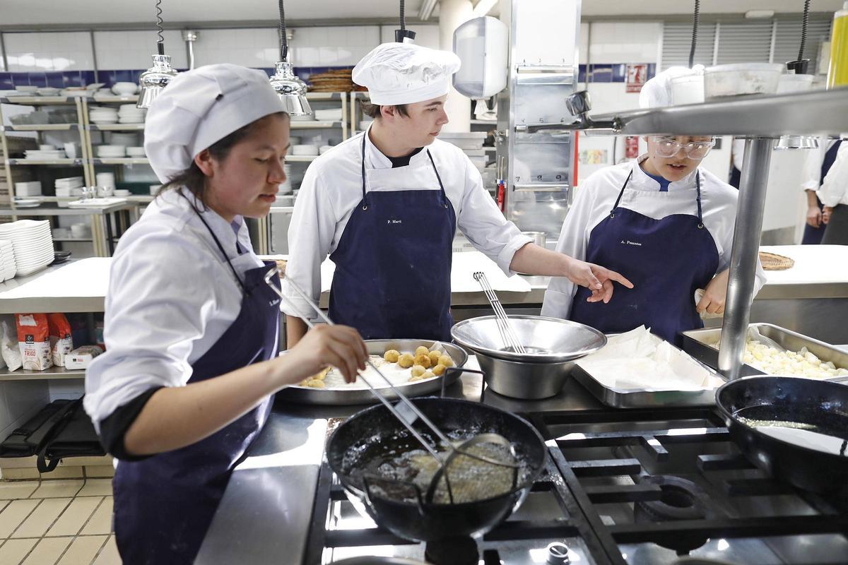 L’estudiant Pau Martí, a la cuina, portant la batuta del servei.