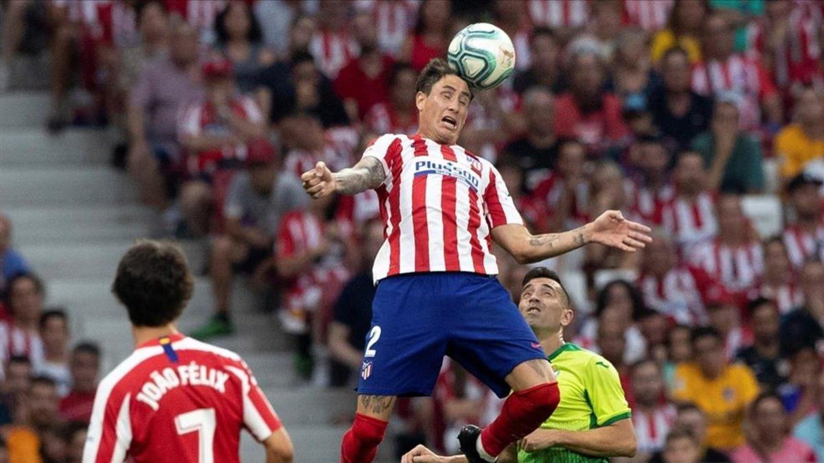 Giménez pelea un balón por alto