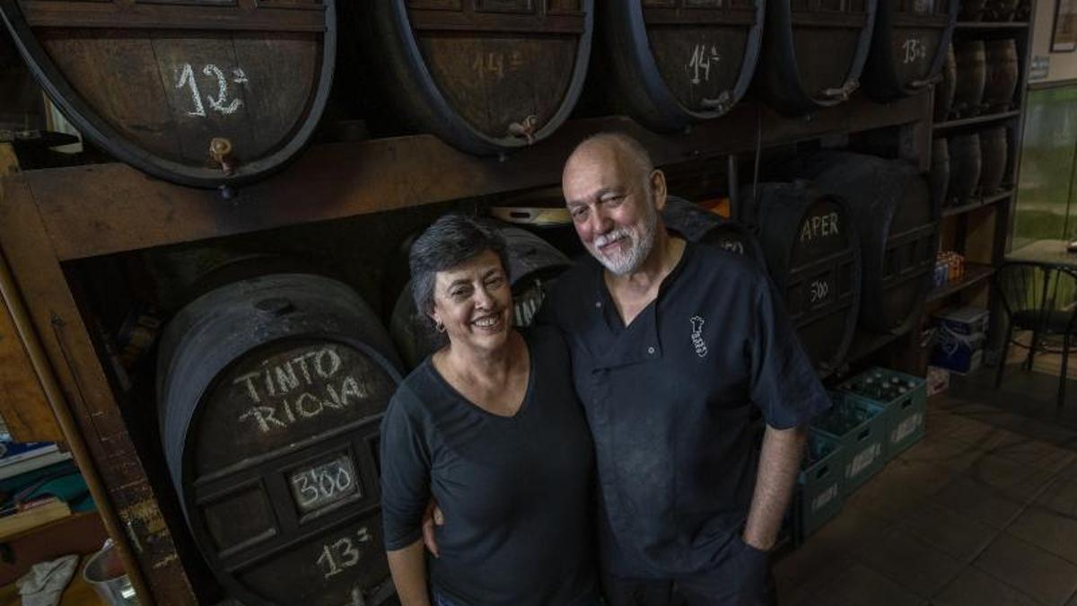 Manolo y Sílvia, este jueves en la Bodega Manolo, dos días antes de su cierre.