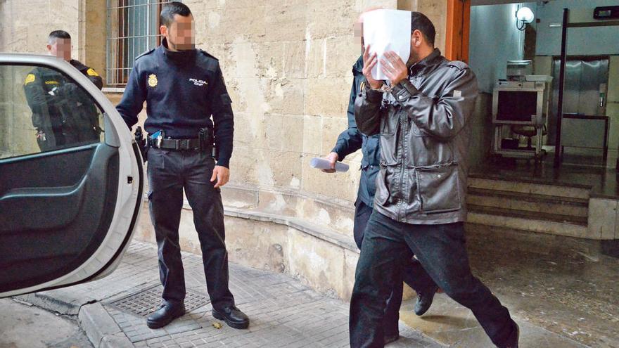 Policías trasladan a prisión al acusado de apuñalar a un hombre en Son Gotleu.