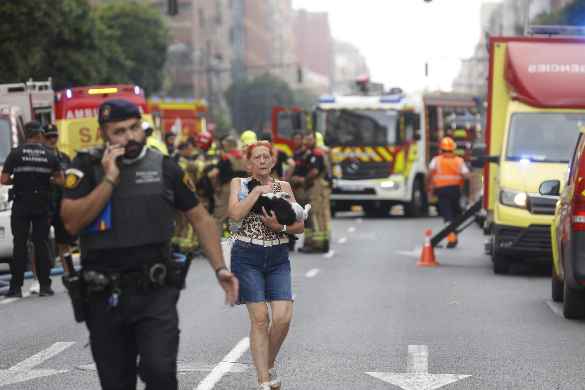 El incendio en la avenida del Puerto de València, en imágenes