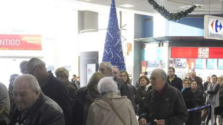 Grandes colas para cobrar la lotería de Navidad que tocó en Os Rosales