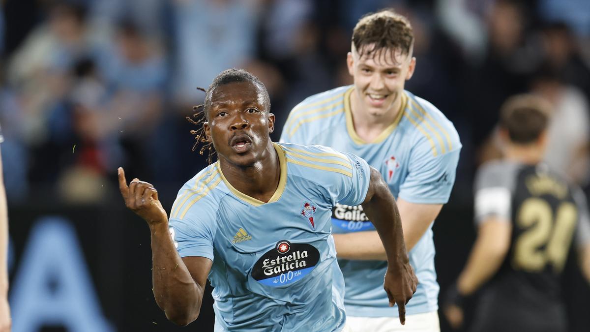 Aidoo celebra su gol junto a Larsen, anoche, en Balaídos