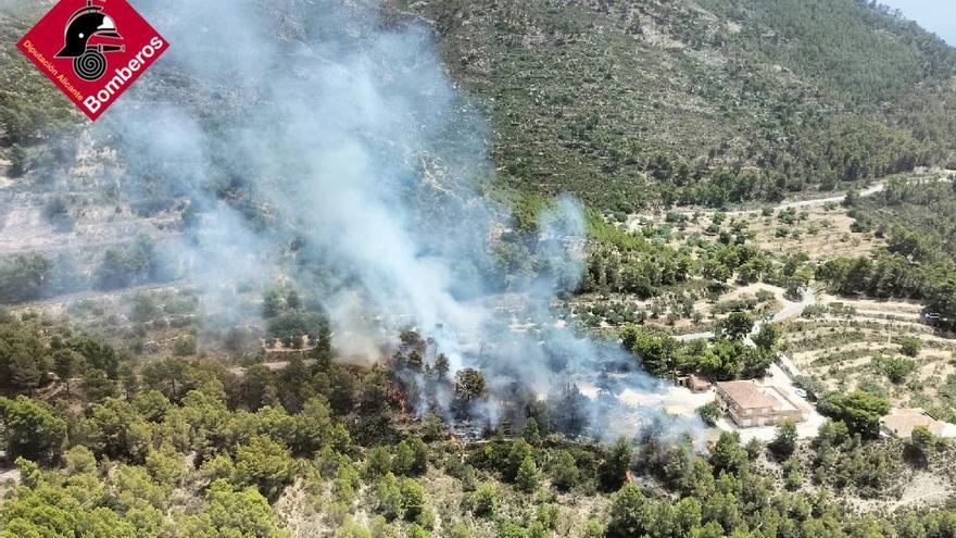 Arden 3.000 metros cuadrados de monte en un incendio en Finestrat