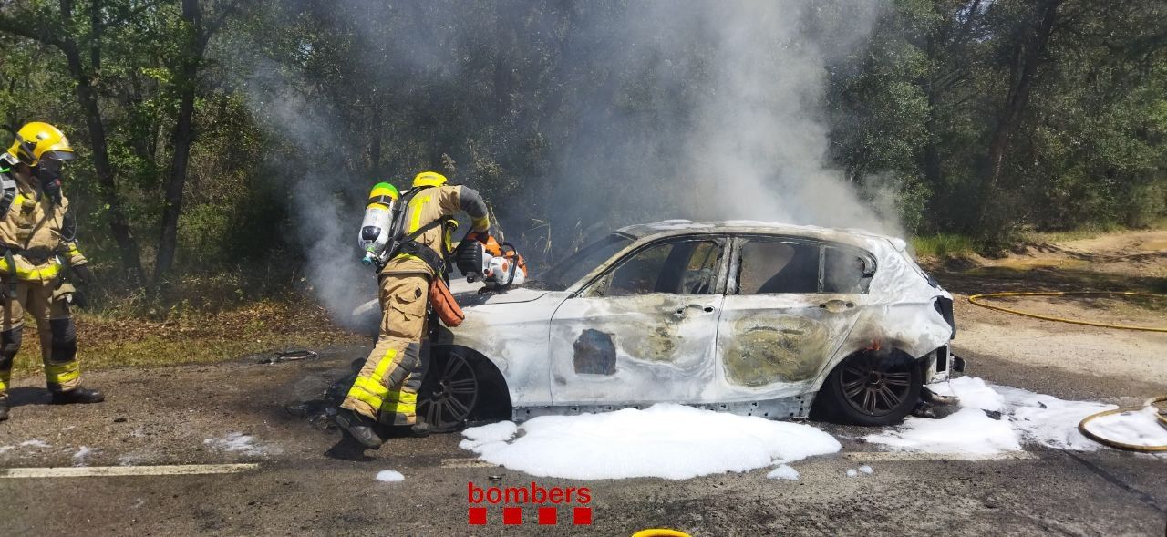 Espectacular incendi d'un cotxe a Caldes de Malavella