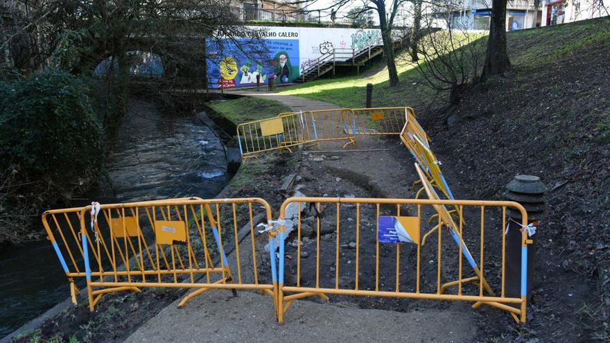 Cortan parte del paseo del río de Os Gafos por los daños de la riada | GUSTAVO SANTOS