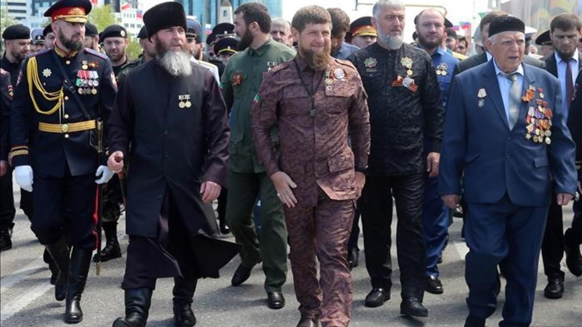 Ramzán Kadírov, vestido de camuflaje, durante la celebración del Día de la Victoria en 2018.