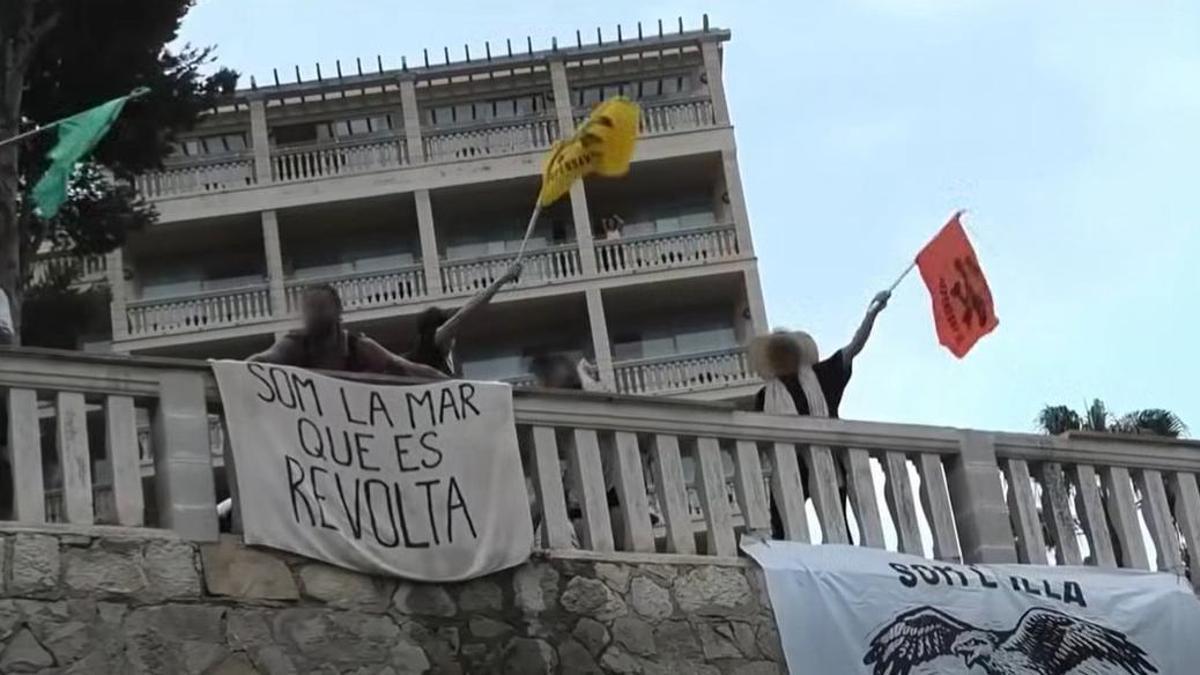 Los jóvenes han colocado pancartas reivindicativas.